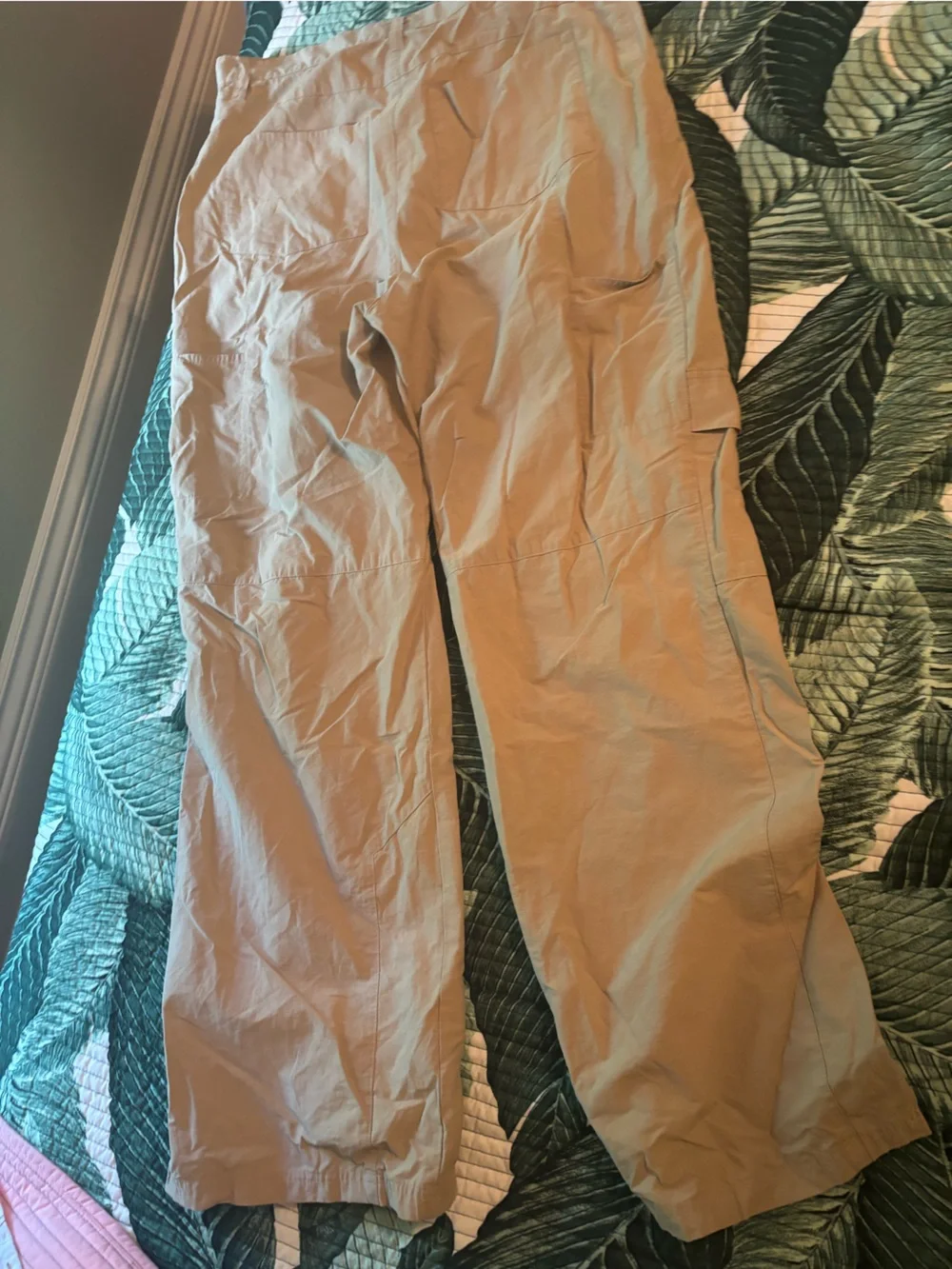 Alô yoga women’s beige cargo pants